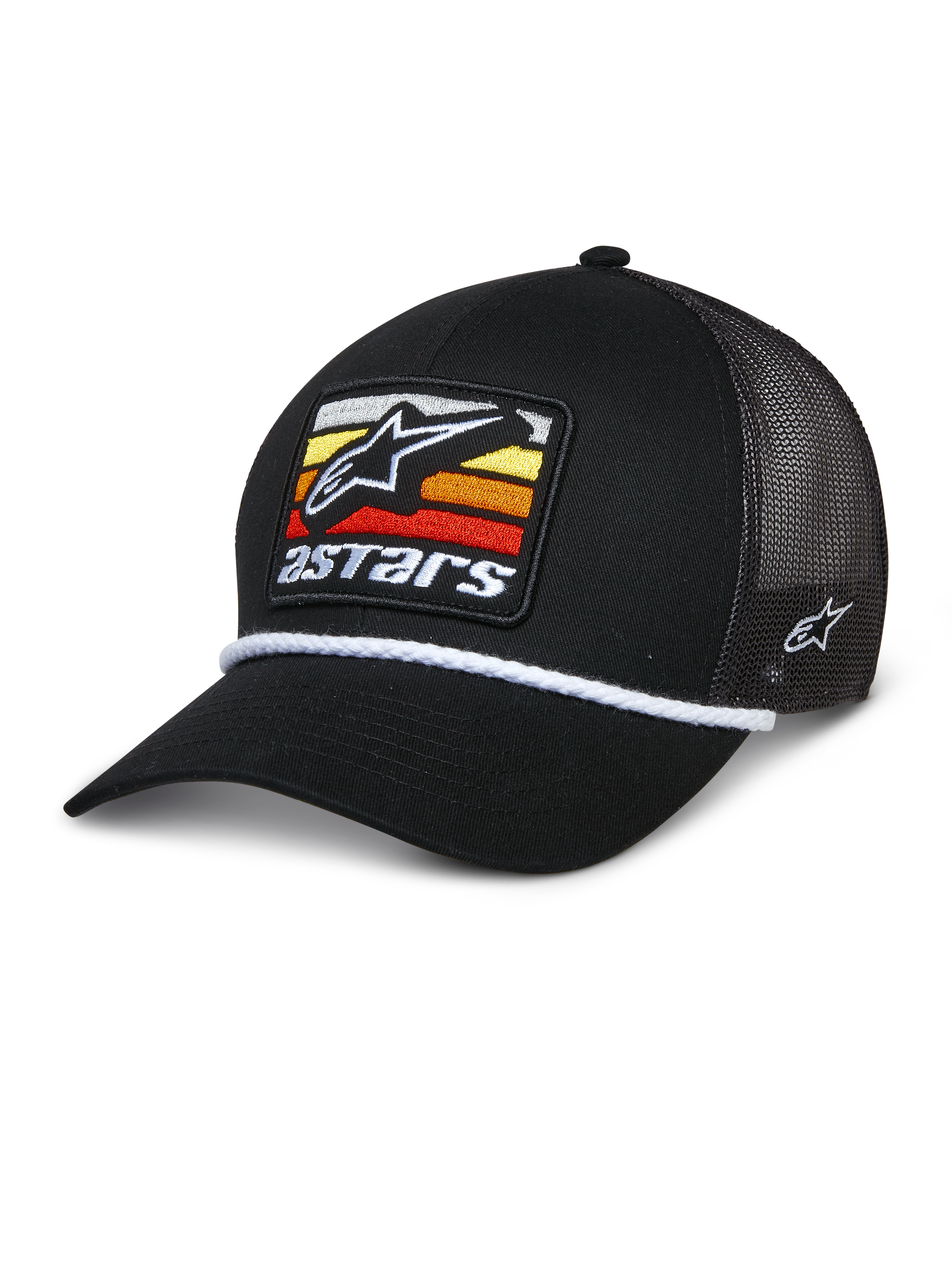 Alpinestars Selica Trucker Hat, cappello nero con retro in mesh e visiera curva, caratterizzato da una patch frontale con strisce orizzontali gialle, arancioni e rosse, rifinitura in corda intrecciata bianca e ricamo laterale, copricapo casual ispirato al motorsport