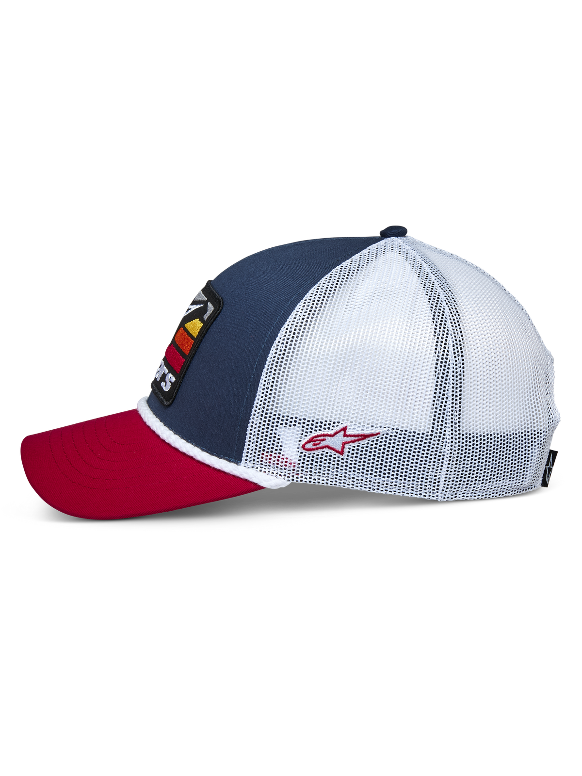 Cappello Alpinestars Selica Trucker, vista laterale, visiera curva rossa, pannello frontale blu navy con retro in rete bianca, rifinitura in corda intrecciata bianca, piccolo logo ricamato rosso, copricapo casual ispirato al motorsport