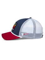 Cappello Alpinestars Selica Trucker, vista laterale, visiera curva rossa, pannello frontale blu navy con retro in rete bianca, rifinitura in corda intrecciata bianca, piccolo logo ricamato rosso, copricapo casual ispirato al motorsport