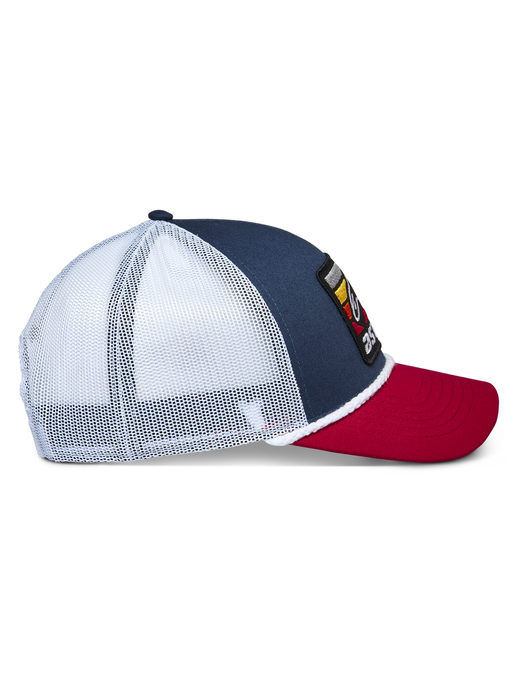 Cappello Trucker Alpinestars Selica, blu navy, rosso e bianco, vista laterale con corona blu navy, visiera curva rossa e pannelli posteriori in rete bianca, rifinitura in corda intrecciata, copricapo casual lifestyle motorsport
