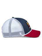 Cappello Trucker Alpinestars Selica, blu navy, rosso e bianco, vista laterale con corona blu navy, visiera curva rossa e pannelli posteriori in rete bianca, rifinitura in corda intrecciata, copricapo casual lifestyle motorsport