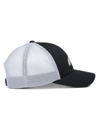 Cappello Trucker Terolithic Alpinestars, vista laterale, pannello frontale nero con visiera curva, pannelli posteriori in rete bianca, corona bassa strutturata, classico copricapo in stile trucker