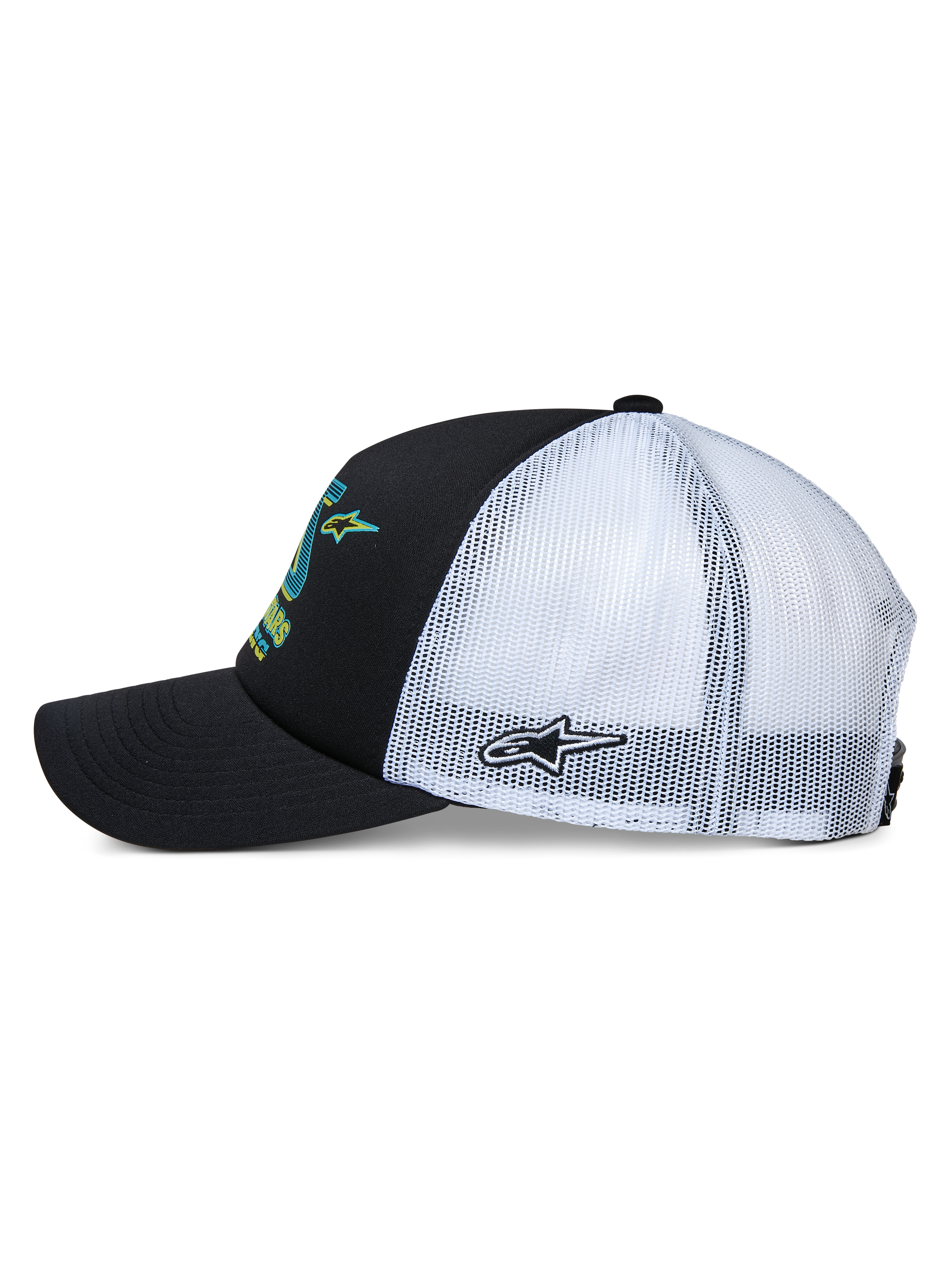 Alpinestars Ayess Trucker Hat, vista laterale, frontale nero e visiera curva con retro in rete bianca, con grafiche frontali colorate e ricamo a stella laterale, copricapo casual ispirato al motorsport