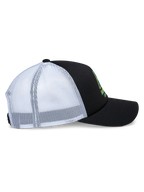 Alpinestars Ayess Trucker Hat, vista di profilo laterale, corona in schiuma nera e visiera curva con pannelli posteriori in rete bianca, stampa del logo frontale, snapback casual ispirato al motorsport