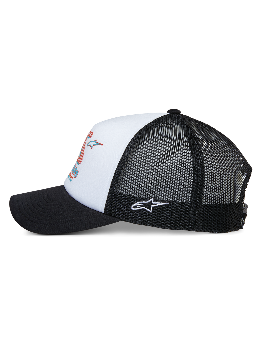 Cappello Trucker Alpinestars Ayess, vista laterale, corona in schiuma bianca con stampa racing colorata, visiera curva nera, pannelli posteriori in rete nera con logo Astar bianco ricamato sul lato, copricapo casual ispirato al motorsport
