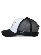 Cappello Trucker Alpinestars Ayess, vista laterale, corona in schiuma bianca con stampa racing colorata, visiera curva nera, pannelli posteriori in rete nera con logo Astar bianco ricamato sul lato, copricapo casual ispirato al motorsport