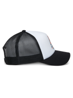 Cappello Trucker Alpinestars Ayess, bianco e nero, vista laterale con visiera nera curva, corona in schiuma bianca con logo stampato sul davanti e retro in rete nera traspirante, copricapo casual da motorsport