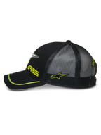 Alpinestars Exceed Trucker Hat, profilo laterale di un cappellino snapback nero, con retro in rete nera, visiera curva con bordino verde neon, loghi ricamati verde neon, copricapo casual motorsport