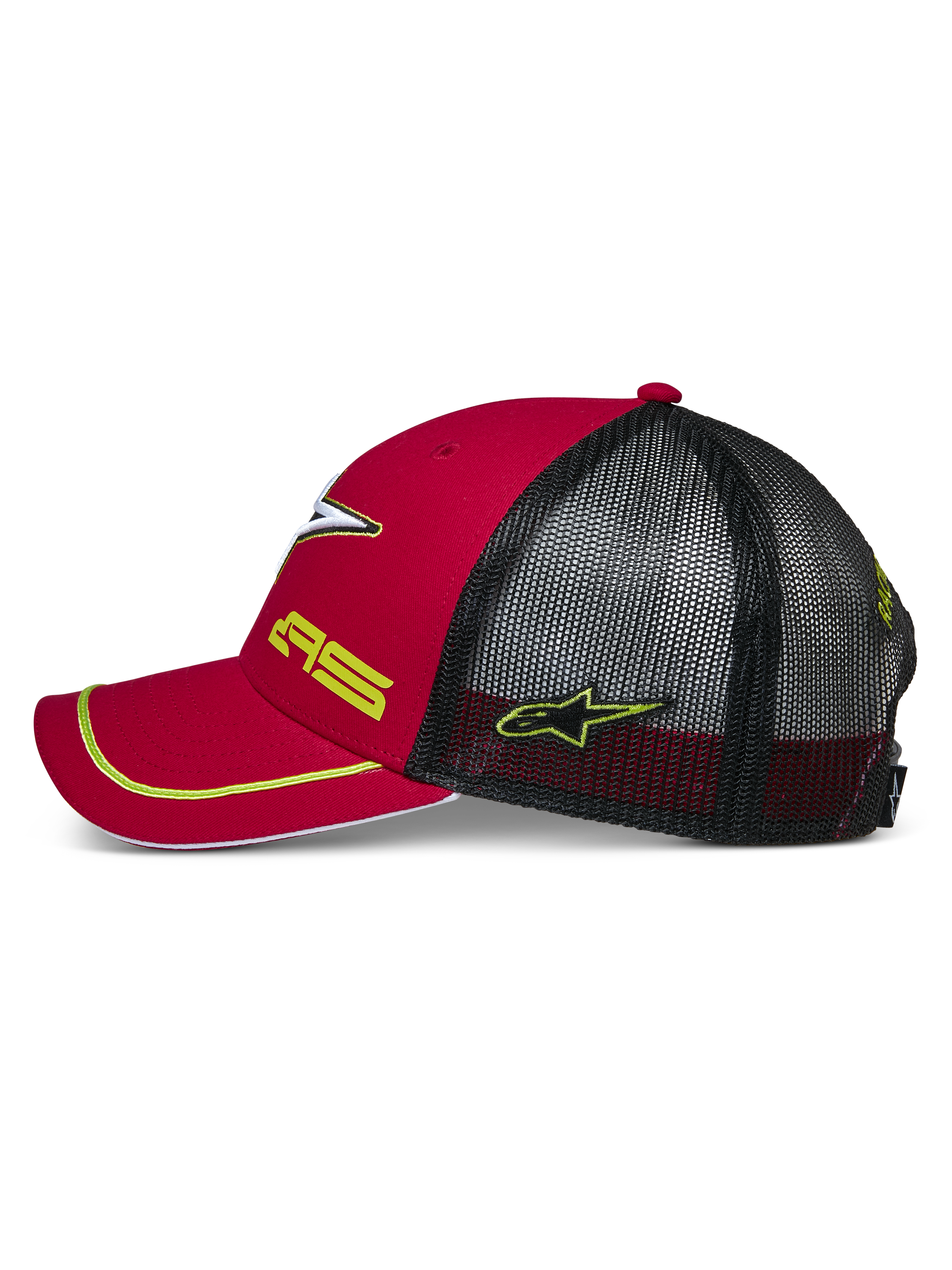Alpinestars Exceed Trucker Hat, vista laterale rossa e nera, visiera curva con profilo giallo, pannelli posteriori in rete nera, ricamo giallo del logo AS e della stella, copricapo casual ispirato al motorsport