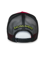 Cappello trucker Alpinestars Exceed, vista posteriore, rosso e nero, con ricamo giallo "RACING AHEAD" su rete nera, chiusura snapback regolabile, copricapo sportivo casual