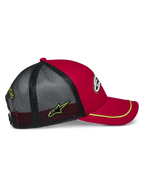 Cappello Trucker Alpinestars Exceed, rosso e nero con dettagli giallo neon, visiera curva con rifinitura sutache giallo neon, corona strutturata rossa e retro in mesh nera con logo laterale ricamato, stile casual motorsport