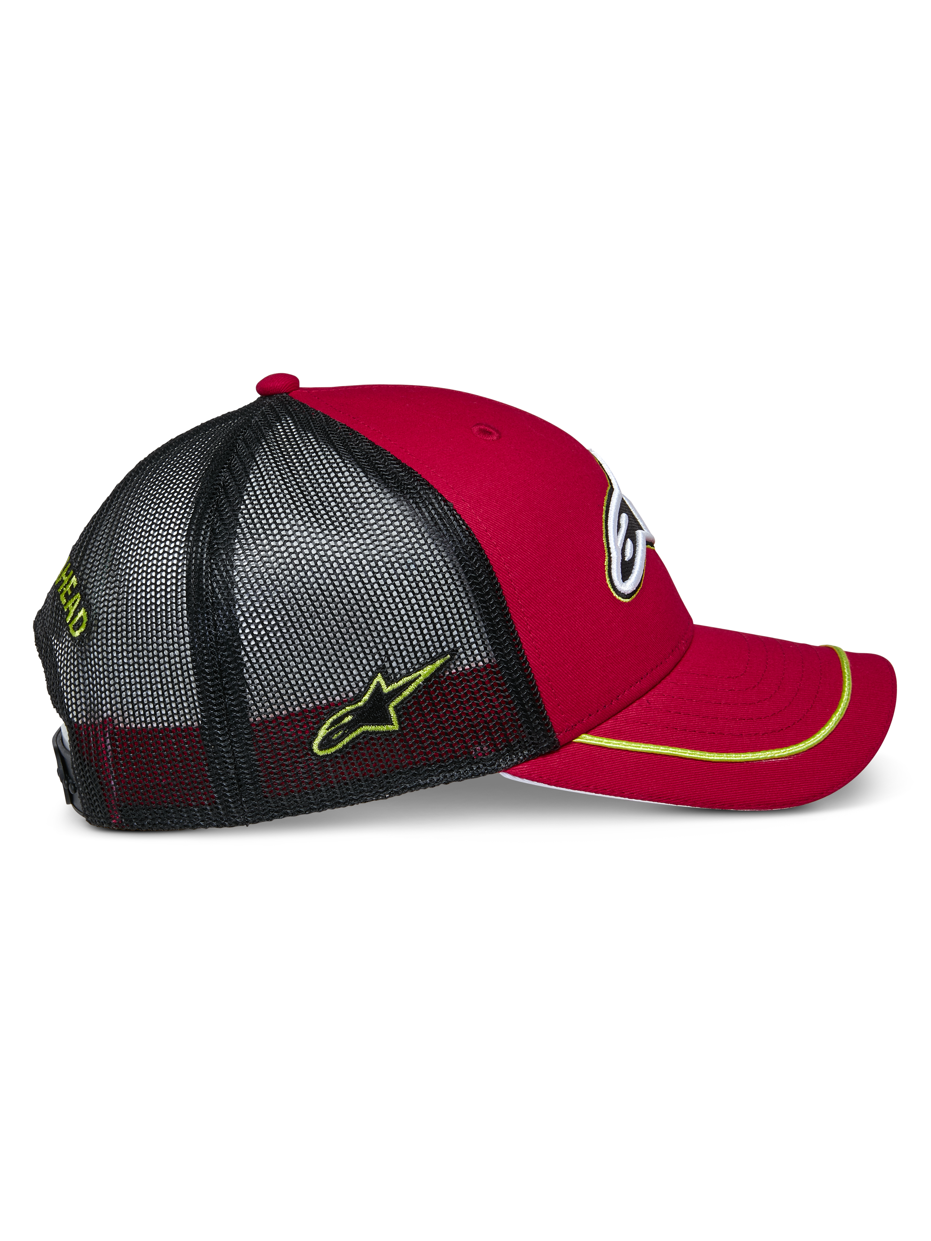 Cappello Trucker Alpinestars Exceed, rosso e nero con dettagli giallo neon, visiera curva con rifinitura sutache giallo neon, corona strutturata rossa e retro in mesh nera con logo laterale ricamato, stile casual motorsport