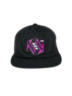 Alpinestars Cappello That Way Trucker, cappellino trucker nero, caratterizzato da una toppa grafica viola e nera con scritta 'One Vision One Goal', visiera piatta, corona strutturata e pannelli posteriori in rete, copricapo casual ispirato al motorsport