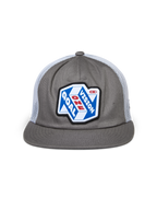 Cappello Trucker Alpinestars That Way, grigio e bianco, corona strutturata con visiera piatta e retro in rete bianca, con una grande toppa frontale con grafica 'One Goal One Vision', streetwear casual motorsport