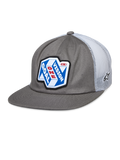 Alpinestars That Way Trucker Hat, cappellino snapback grigio e bianco con retro in mesh, patch grafica blu e bianca con scritta 'ONE GOAL VISION' in rosso e bianco, visiera piatta, piccolo logo a stella sulla rete, stile motorsport casual
