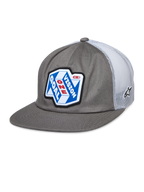 Alpinestars That Way Trucker Hat, cappellino snapback grigio e bianco con retro in mesh, patch grafica blu e bianca con scritta 'ONE GOAL VISION' in rosso e bianco, visiera piatta, piccolo logo a stella sulla rete, stile motorsport casual