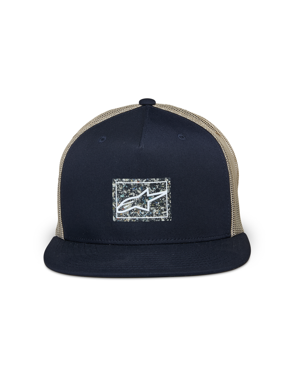 Cappello Alpinestars Mackinic Trucker, blu navy e kaki, cappellino trucker con visiera piatta, pannello frontale blu strutturato con toppa logo rettangolare maculata riciclata, retro in rete kaki, copricapo casual ispirato al motorsport