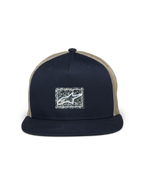 Cappello Alpinestars Mackinic Trucker, blu navy e kaki, cappellino trucker con visiera piatta, pannello frontale blu strutturato con toppa logo rettangolare maculata riciclata, retro in rete kaki, copricapo casual ispirato al motorsport