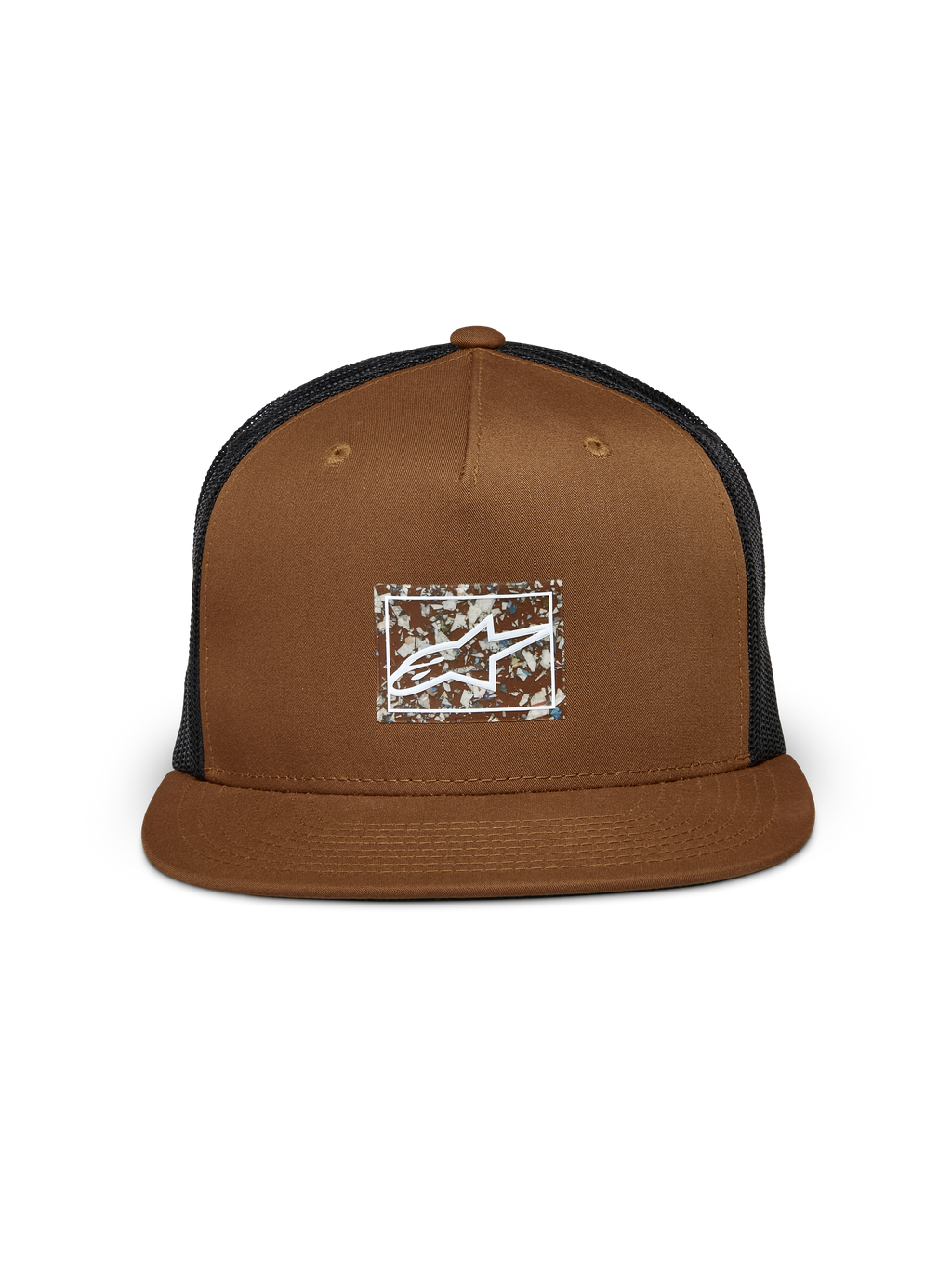 Alpinestars Mackinic Trucker Hat, marrone e nero, visiera piatta con corona strutturata, con logo frontale termotrasferibile in TPU su carta riciclata, retro in rete nera, accessorio casual sportswear