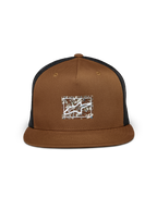 Alpinestars Mackinic Trucker Hat, marrone e nero, visiera piatta con corona strutturata, con logo frontale termotrasferibile in TPU su carta riciclata, retro in rete nera, accessorio casual sportswear