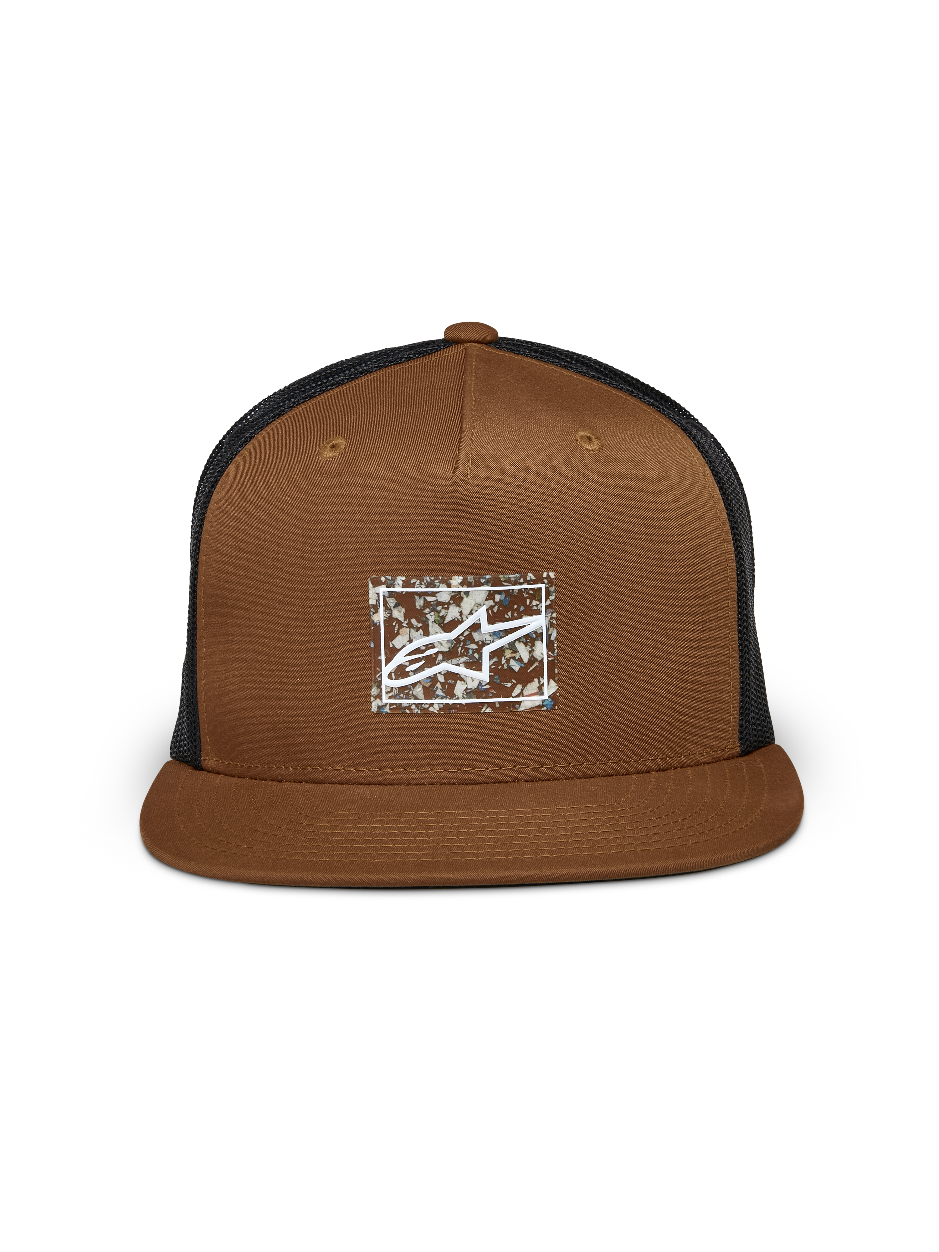 Alpinestars Mackinic Trucker Hat, marrone e nero, visiera piatta con corona strutturata, con logo frontale termotrasferibile in TPU su carta riciclata, retro in rete nera, accessorio casual sportswear