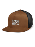 Alpinestars Mackinic Trucker Hat, cappello marrone con retro in mesh nero, corona strutturata e visiera piatta, logo A-star bianco su patch rettangolare screziata, copricapo casual ispirato al motorsport