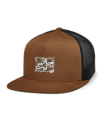 Alpinestars Mackinic Trucker Hat, cappello marrone con retro in mesh nero, corona strutturata e visiera piatta, logo A-star bianco su patch rettangolare screziata, copricapo casual ispirato al motorsport
