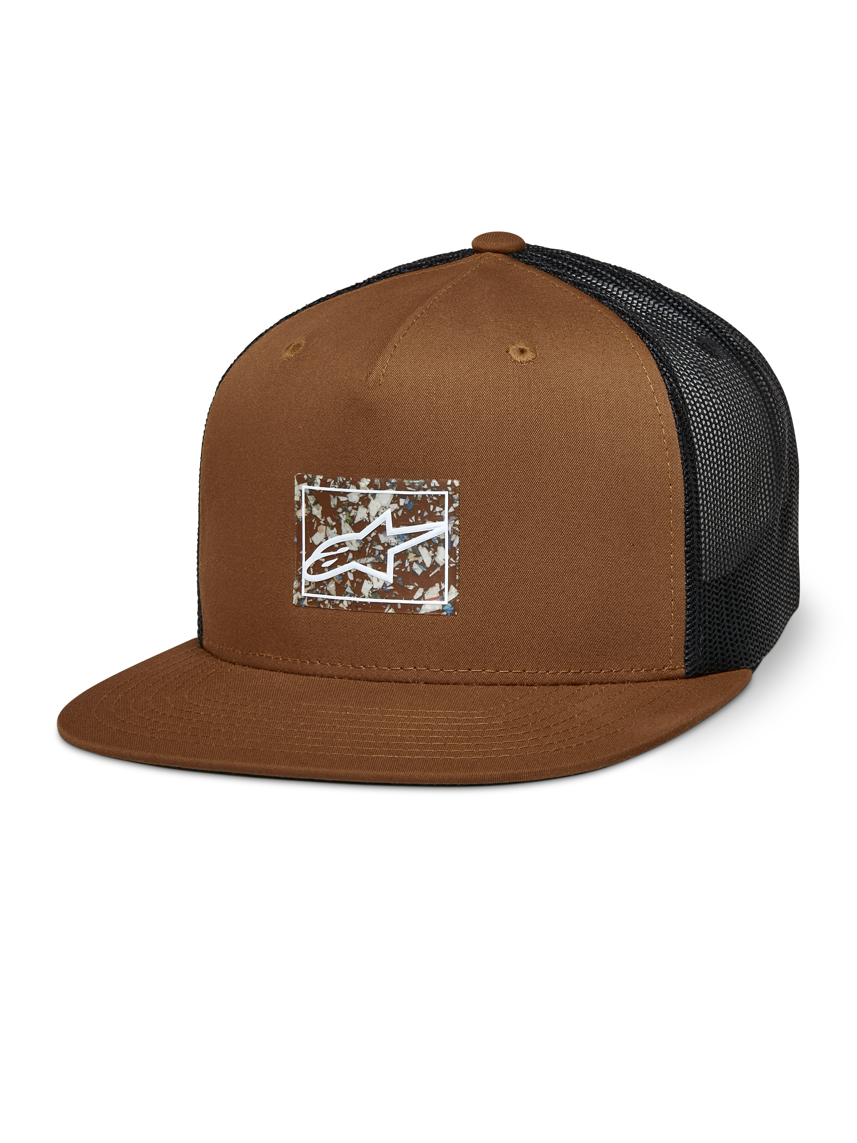 Alpinestars Mackinic Trucker Hat, cappello marrone con retro in mesh nero, corona strutturata e visiera piatta, logo A-star bianco su patch rettangolare screziata, copricapo casual ispirato al motorsport
