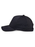 Cappello Alpinestars Apex, nero, vista di profilo laterale, visiera curva con corona strutturata, perforazioni sui pannelli laterali per la traspirabilità, tessuto tecnico traspirante, abbigliamento sportivo tecnico casual