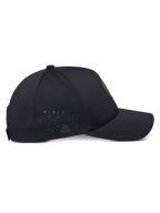 Cappello Alpinestars Apex, profilo laterale, nero, con corona strutturata e visiera curva, perforazioni sui pannelli laterali, piccolo logo riflettente e costruzione liscia senza cuciture per un look essenziale