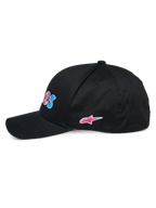 Cappello Alpinestars Cereal, cappellino da baseball nero, vista di profilo laterale, visiera curva con corona strutturata, con ricamo frontale colorato e logo Alpinestars a stella rosa sul lato, copricapo sportivo casual