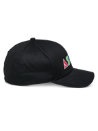 Cappello Alpinestars Cereal, cappellino da baseball nero strutturato, vista laterale, logo ricamato piatto colorato sul lato con lettere geometriche, visiera curva, design casual sportswear