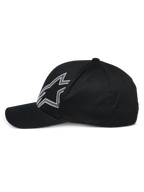 Alpinestars Share Hat, cappellino da baseball nero, vista laterale di profilo, con un grande logo Astars profilato in bianco, visiera curva, corona strutturata, accessorio casual ispirato al motorsport