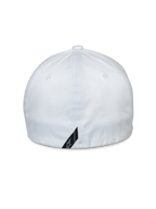 Cappello Alpinestars Share, vista posteriore, cappellino da baseball bianco con retro flessibile, tessuto twill elasticizzato, con una piccola etichetta nera con logo sul bordo inferiore, accessorio sportswear casual