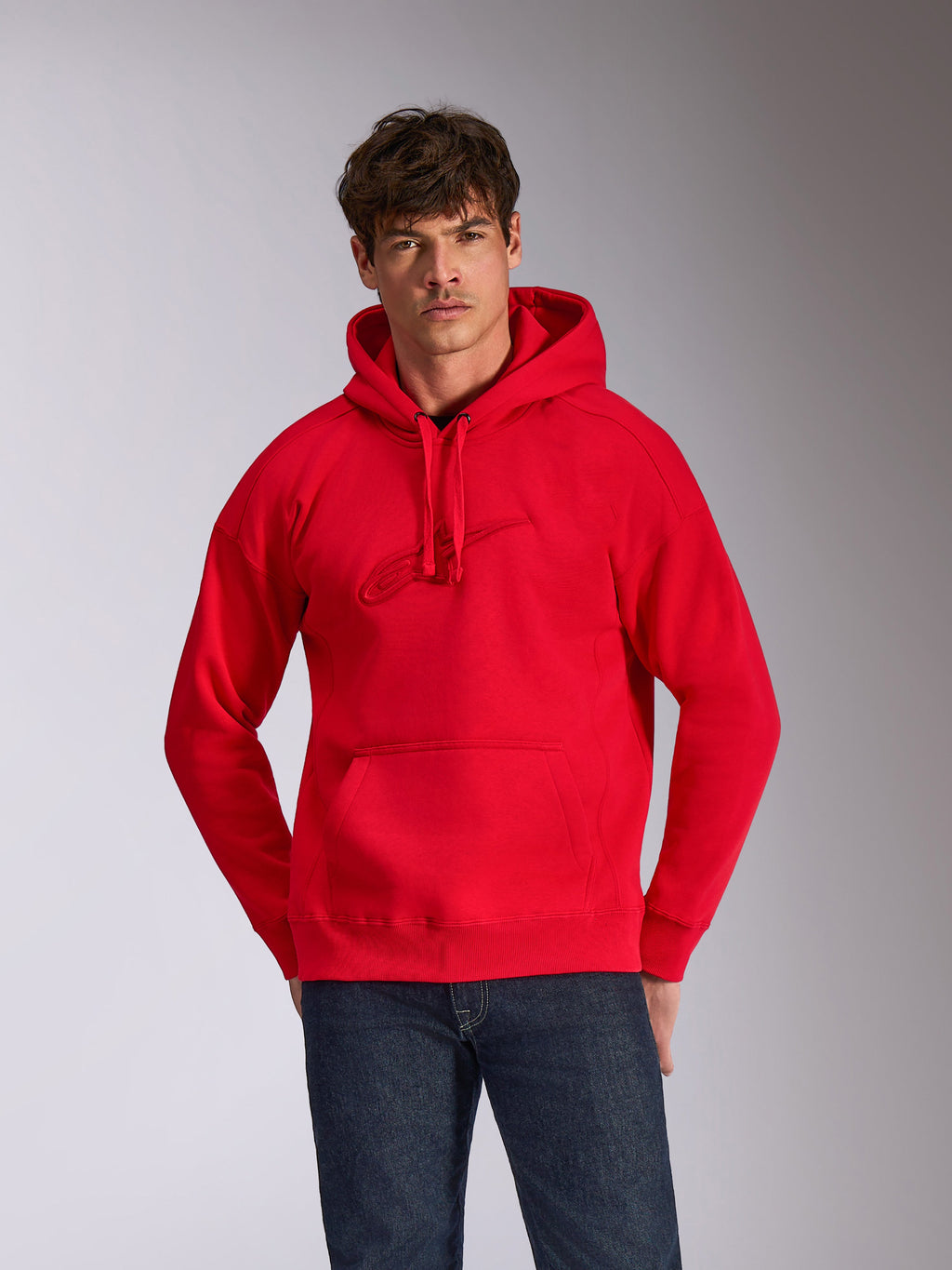Alpinestars Emergent Oversized Hoodie, felpa rossa con cappuccio, logo Astars ricamato in 3D tono su tono sul petto, tasca a marsupio, vestibilità oversize, streetwear casual ispirato al motorsport