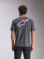 Alpinestars Angler CSF Tee, t-shirt a maniche corte, grigio antracite, vista posteriore con grande logo Astars con accenti blu e rossi e scritta 'RACING AHEAD', streetwear casual ispirato al motorsport