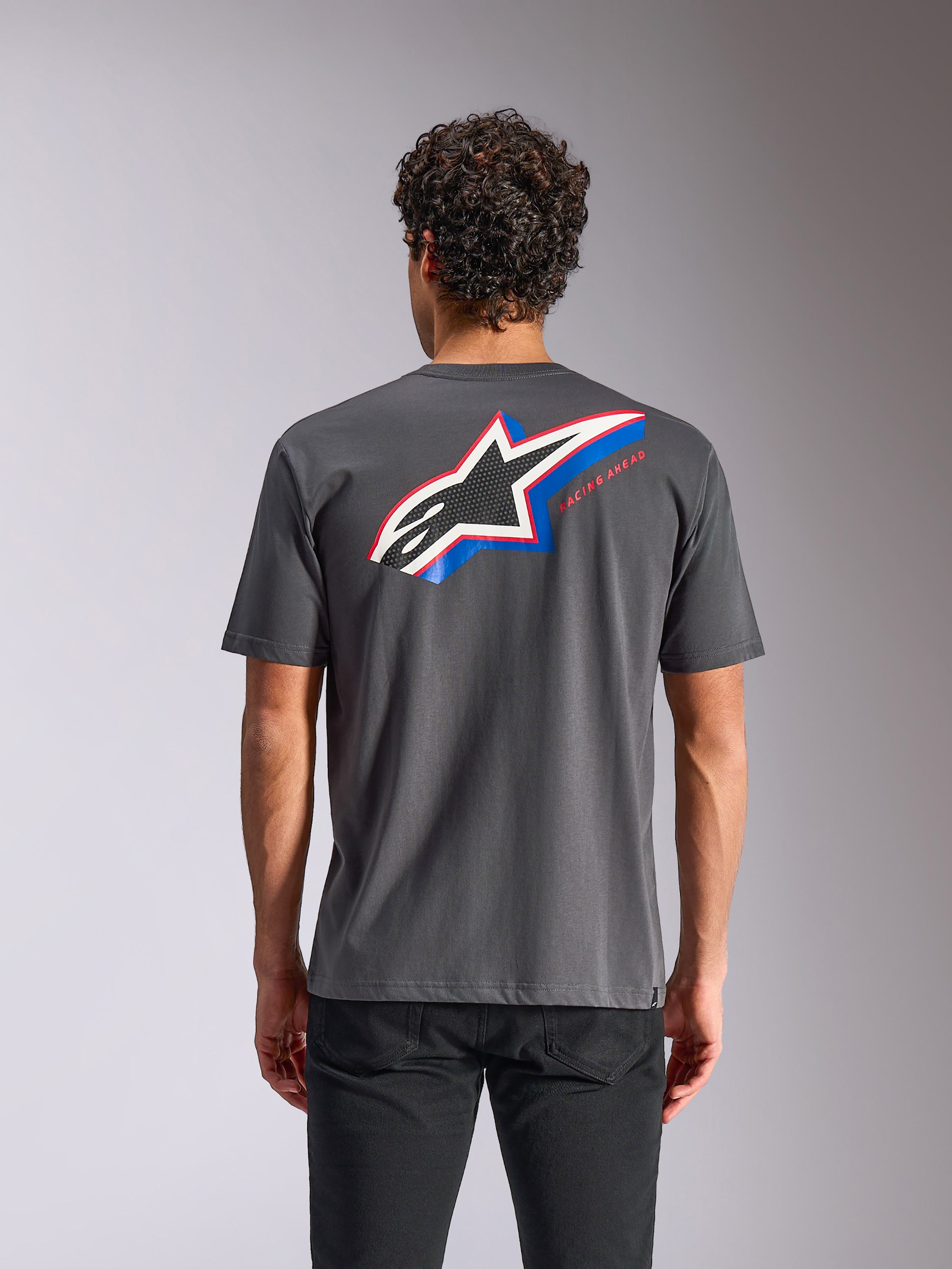 Alpinestars Angler CSF Tee, t-shirt a maniche corte, grigio antracite, vista posteriore con grande logo Astars con accenti blu e rossi e scritta 'RACING AHEAD', streetwear casual ispirato al motorsport