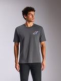 T-shirt Alpinestars Angler CSF, maglietta a maniche corte, grigio antracite, logo Astars multicolore vibrante sul petto, abbigliamento sportivo casual da motorsport