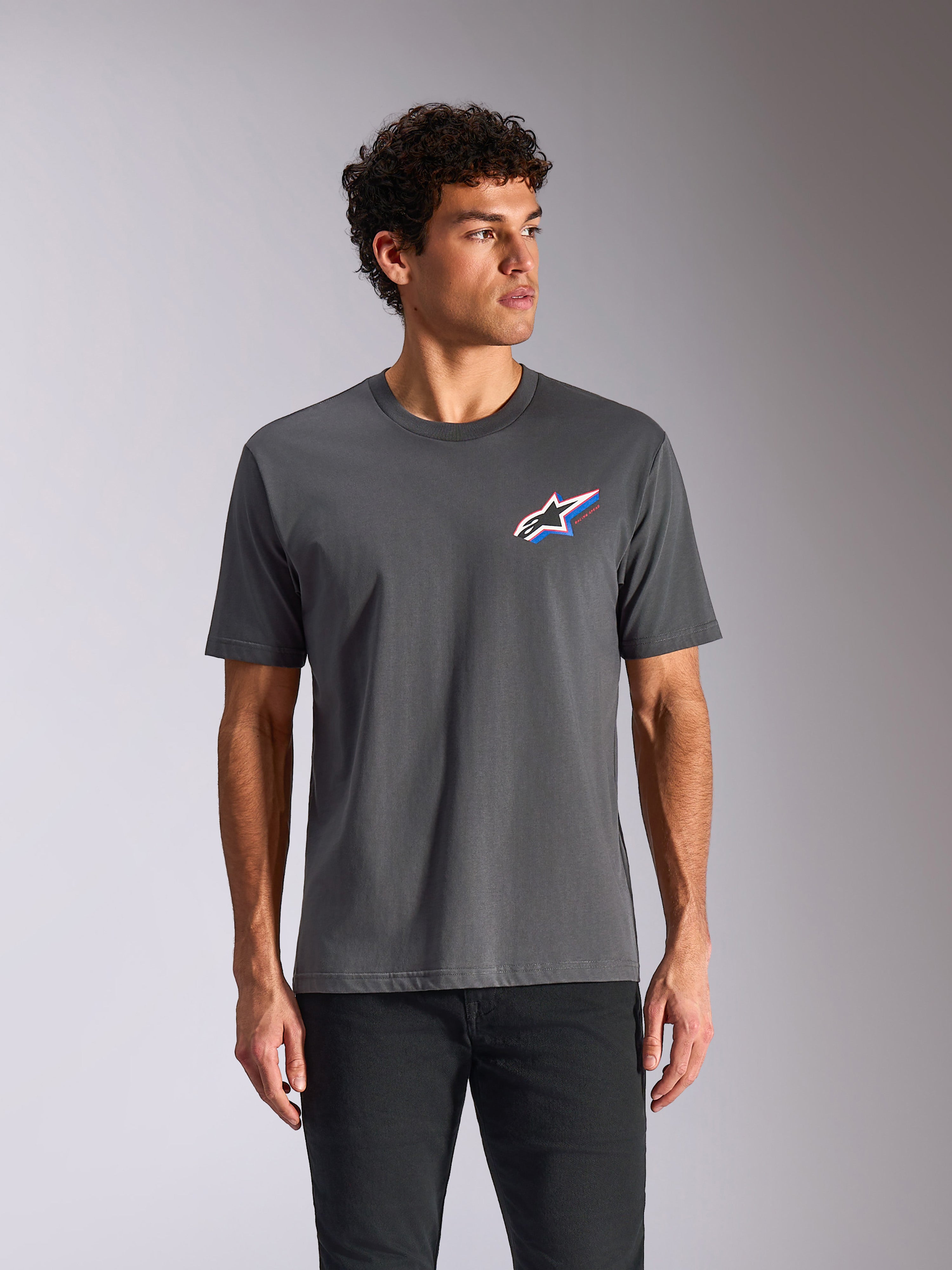 T-shirt Alpinestars Angler CSF, maglietta a maniche corte, grigio antracite, logo Astars multicolore vibrante sul petto, abbigliamento sportivo casual da motorsport