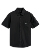 Alpinestars Strive Woven Shirt, camicia a maniche corte con bottoni, nera, con logo Astar bianco sul taschino, colletto classico e abbottonatura frontale, streetwear casual ispirato al motorsport