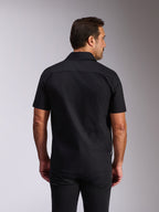 Alpinestars Strive Woven Shirt, camicia nera a maniche corte con bottoni, vista posteriore con carré e vestibilità sartoriale, streetwear casual ispirato al motorsport