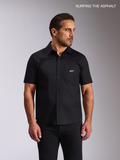 Alpinestars Camicia Strive Woven, camicia casual a maniche corte da uomo, nero, in popeline elasticizzato, con taschino e logo bianco sul petto, indossata da un modello