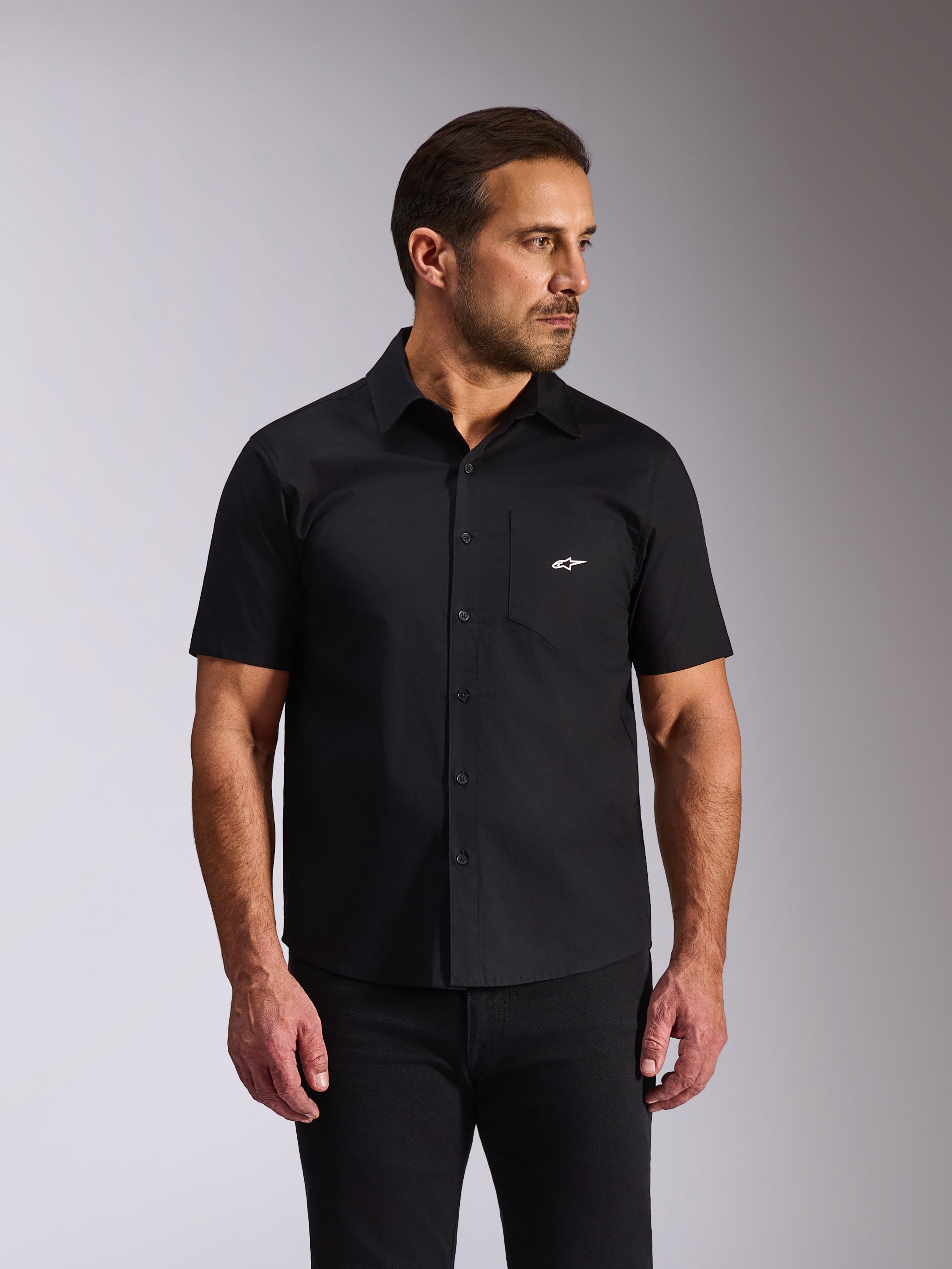 Alpinestars Strive Woven Shirt, camicia a maniche corte con bottoni, nero, logo Alpinestars bianco sul taschino, streetwear casual motorsport