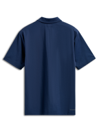 Alpinestars Polo Sport Impetus, polo a maniche corte, blu navy, vista posteriore con colletto dello stesso tessuto e piccolo logo testuale sull'orlo inferiore destro, abbigliamento casual motorsport streetwear