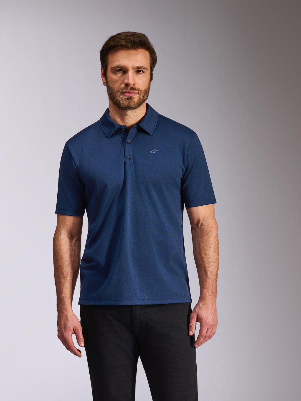 Polo Alpinestars Impetus Sport, blu navy, polo a maniche corte con abbottonatura a 3 bottoni in tessuto finta rete, piccolo logo Astars bianco sul petto, abbigliamento lifestyle casual ispirato al motorsport