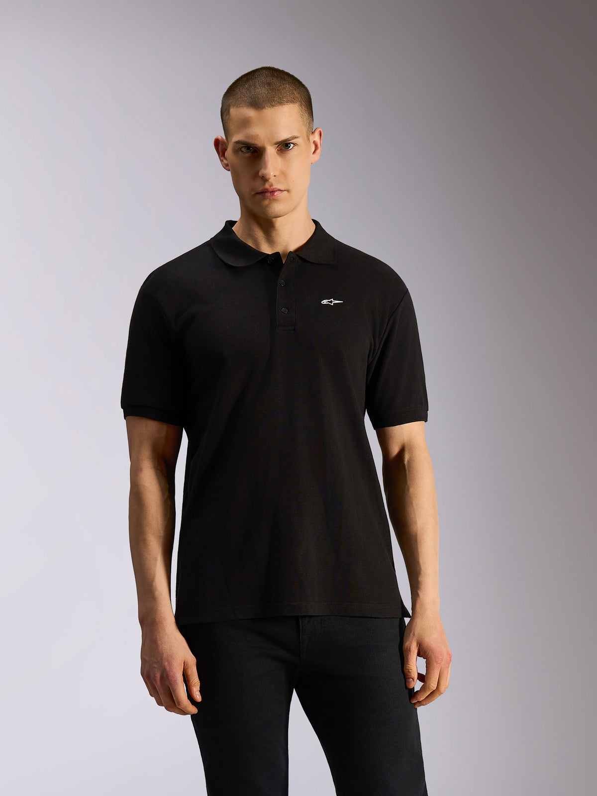 Polo Alpinestars Endeavor Classic, polo sportiva nera a maniche corte con piccolo logo Astars bianco sul petto, abbottonatura a tre bottoni, classica maglia in piqué, stile casual ispirato al motorsport