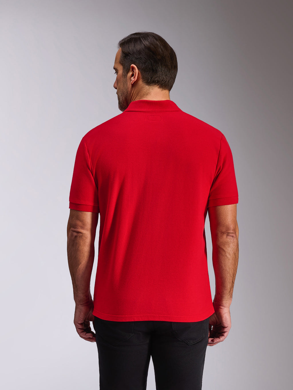 Alpinestars Polo Endeavor Classic, polo a maniche corte, rosso, vista posteriore su modello, con colletto e polsini a coste, streetwear casual ispirato al motorsport