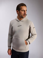 Alpinestars Insight Hoodie, streetwear casual lifestyle, pile grigio cemento, logo Astars nero frontale, tasca a marsupio, scritta sulla manica, cappuccio foderato in rete, abbigliamento moderno ispirato al motorsport