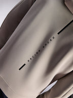 Felpa con cappuccio Alpinestars Insight, dettaglio posteriore, grigio cemento, con logo a striscia verticale nero 'RACING AHEAD', liscio materiale in pile double face, abbigliamento casual motorsport streetwear