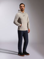 Felpa con cappuccio Alpinestars Insight, streetwear casual, grigio cemento con logo Astars nero sul petto, modello pullover con tasca a marsupio, indossata con jeans blu scuro e sneakers nere, stile moderno ispirato al motorsport